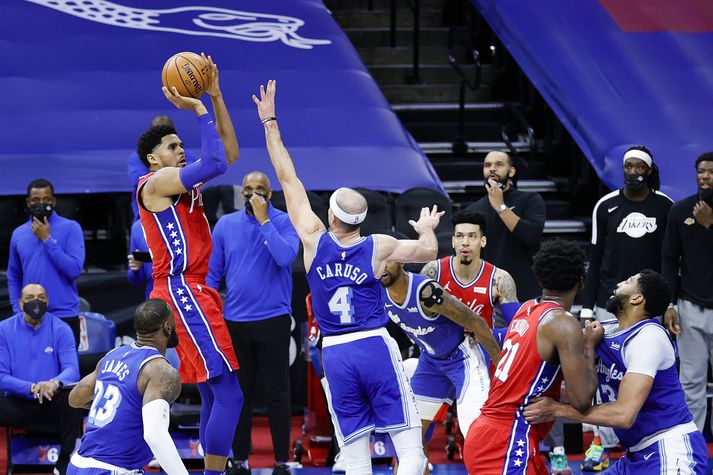 Tobias Harris skorar sigurkörfu Philadelphia 76ers gegn Los Angeles Lakers.