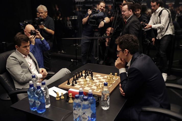 Magnus Carlsen og bandaríski áskorandinn Fabiano Caruana.