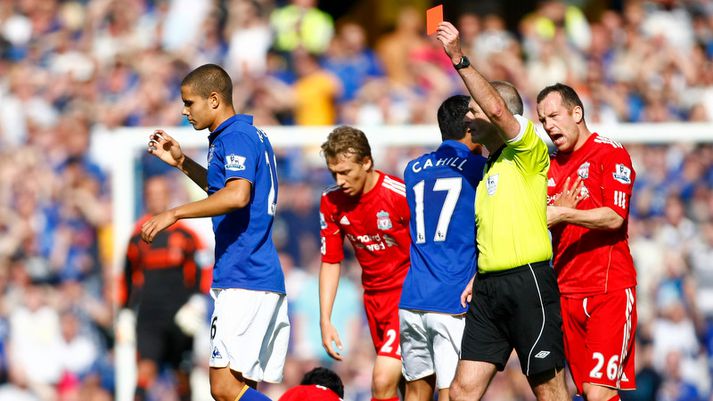 Martin Atkinson rekur hér Jack Rodwell útaf í dag.