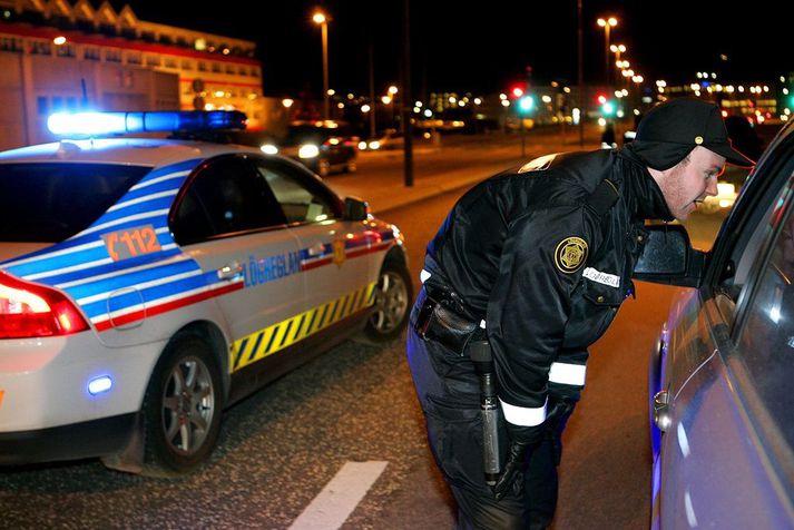 Í gærkvöldi var tilkynnt um mögulegan ölvaðan ökumann. Sá var á endanum stöðvaður, en hann reyndist ekki bara ölvaður, heldur var hann einnig undir áhrifum ýmissa fíkniefna og sviptur ökuréttindum.