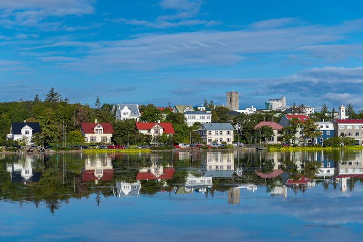 Sálfræðingurinn er til rannsóknar grunaður um að hafa brotið á dreng á fermingaraldri fyrir yfir áratug,.