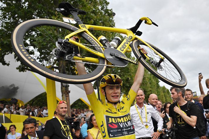 Jon­as Vingega­ard fagnar sigri á Tour de France