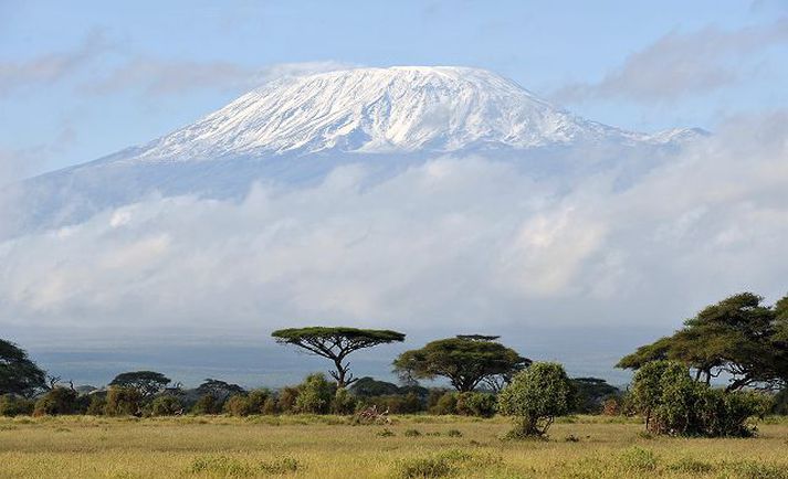 Kilimanjaro Þetta tignarlega fjall í Afríku er meðal þeirra náttúruundra sem hvað merkilegust þykja.nordicphotos/AFP