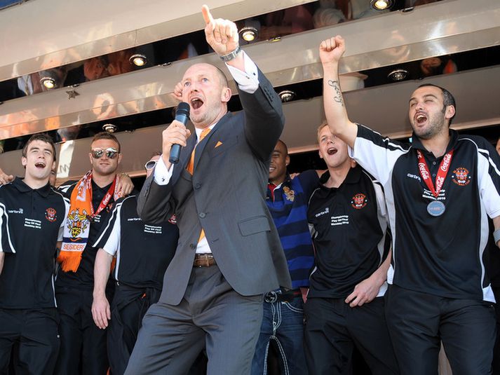 Ian Holloway, stjóri Blackpool,  fagnar hér árangri liðsins á síðasta tímabili.