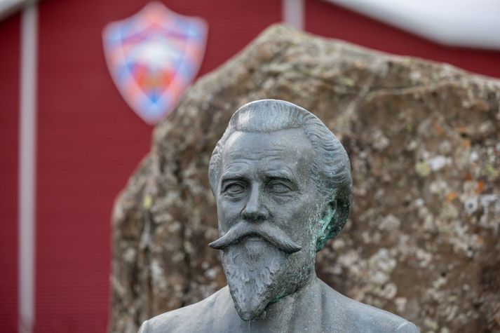 Séra Friðrik Friðriksson stofnaði KFUM og sömuleiðis íþróttafélögin Val og Hauka.