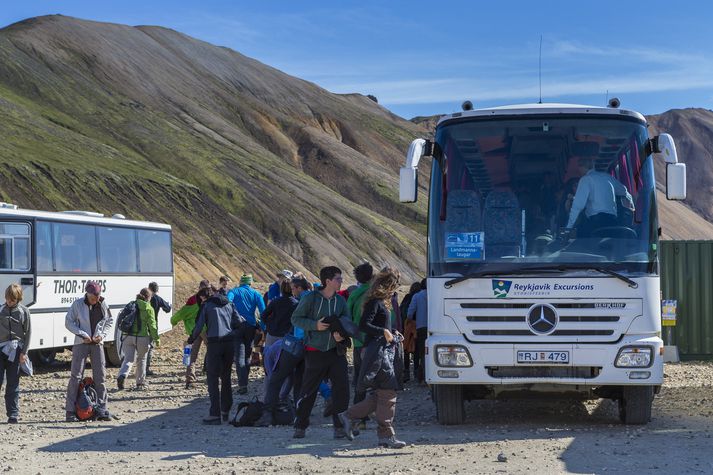 Samtök ferðaþjónustunnar hafa sent fyrirspurn til Ríkisskattstjóra og tollayfirvalda vegna erlendra rútufyrirtækja sem starfa hér á landi. 