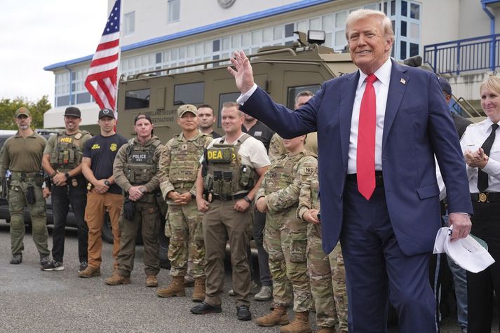Donald Trump, forseti Bandaríkjanna, með hermönnum og útsendurum alríkislöggæslustofnanna í Washington DC.