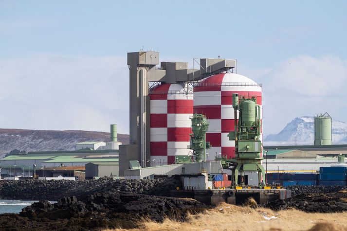 Stóriðjufyrirtæki eins og álverið í Straumsvík þurfa að kaupa sér heimildir til þess að losa gróðurhúsalofttegundir. Á sama tíma hefur ríkið tekjur af sölu losunarheimilda vegna stóriðju og flugs. Heimild sem bætt var inn í fjárlagafrumvarpið gerði ríkinu kleift að nýta sér þær heimildir til þess að draga úr eigin skuldbindingum í sameiginlegu markmiði með Evrópusambandinu og Noregi.