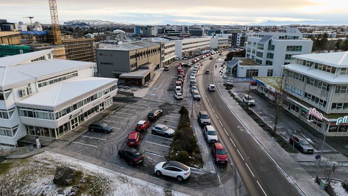 Fjöldi bíla biðu eftir að komast í dekkjaskipti á Gúmmívinnustofunni í skipholti.