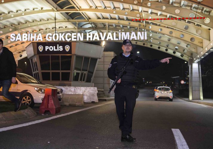 Öryggisstarfsmaður á flugvellinum í nótt.