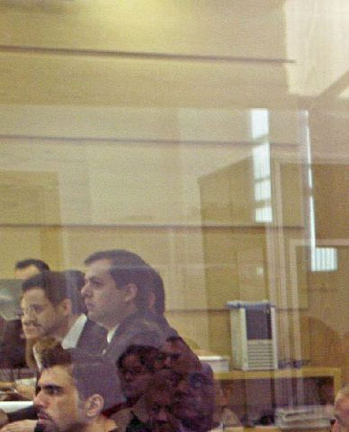 Á sakamannabekknum Það var þétt setinn bekkurinn í réttarsalnum í Madríd í gær.