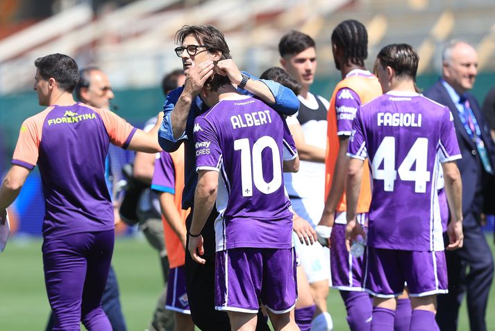 Paolo Vanoli, knattspyrnustjóri Fiorentina, hughreystir Albert Guðmundsson eftir leikinn gegn Sassuolo.