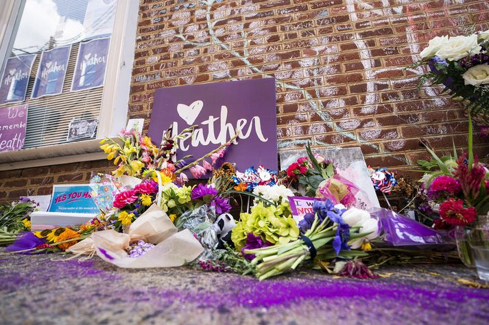 Blóm til minningar um Heather Heyer sem lést af völdum nýnasista í Charlottesville þegar ár var liðið frá dauða hennar.