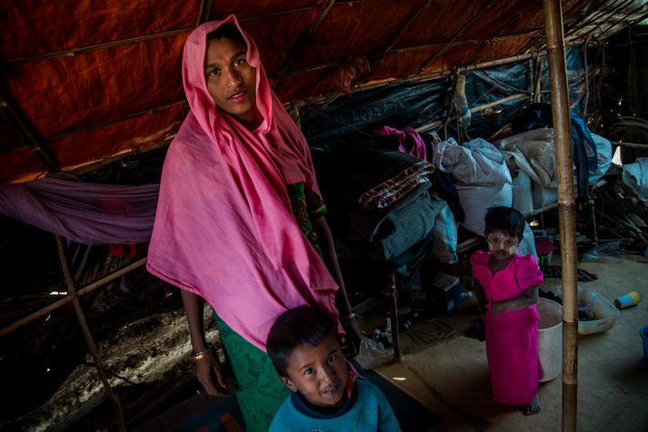 Róhingjakona ásamt börnum í flóttamannabúðunum í Bangladess.