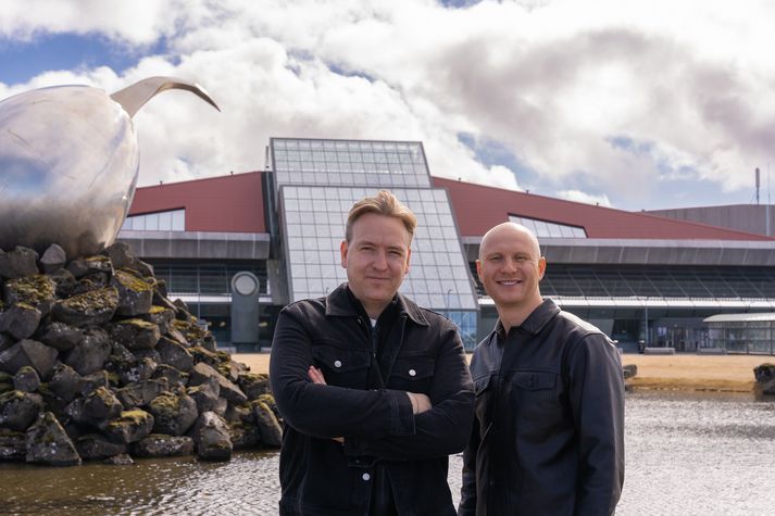 Sindri Snær Jensson og Jón Davíð Davíðsson, stofnendur Húrra Reykjavík, fyrir utan flugstöðina á Keflavíkurflugvelli.