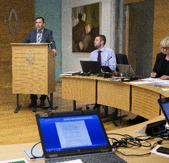 Ármann Kr. Einarsson í pontu á bæjarstjórnarfundinum á miðvikudaginn. 