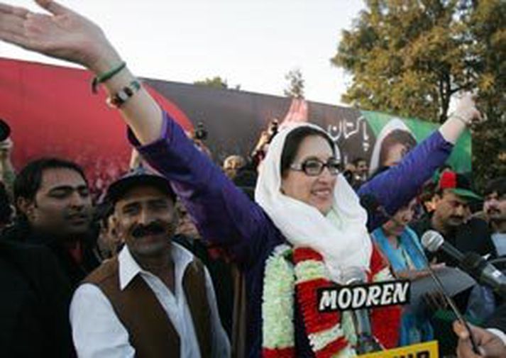 Benazir Bhutto skömmu áður en hún lést.