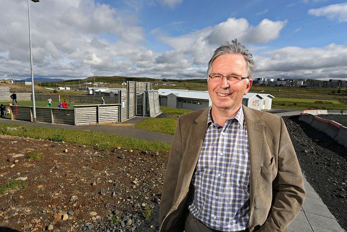 Egill Guðmundsson, einn eigenda Arkís, segir borgina sólunda tíma og fé borgarbúa með því að nota ekki teikningar Arkís af Dalskóla í Úlfarsárdal.