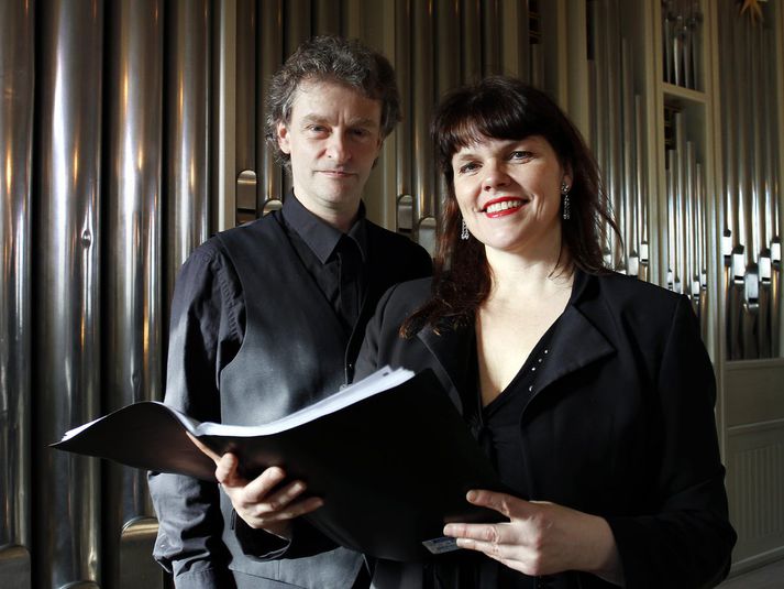 Hjónin Julian Michael Hewlett kórstjóri og Kristín R. Sigurðardóttir söngkona.