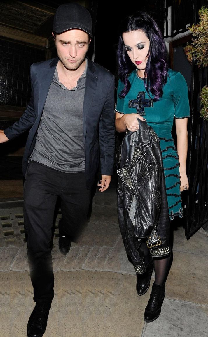 Katy Perry reynir að fullvissa Kristen Stewart um að þau Robert Pattinson séu aðeins vinir.