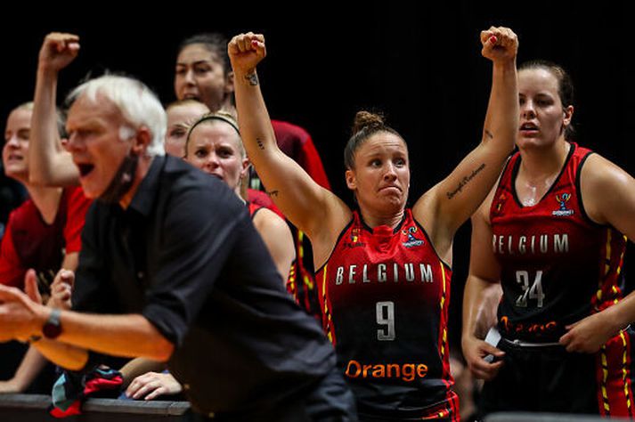 Marjorie Carpreaux fagnar með belgíska landsliðinu þegar liðið vann bronsverðlaun á Eurobasket 2021.