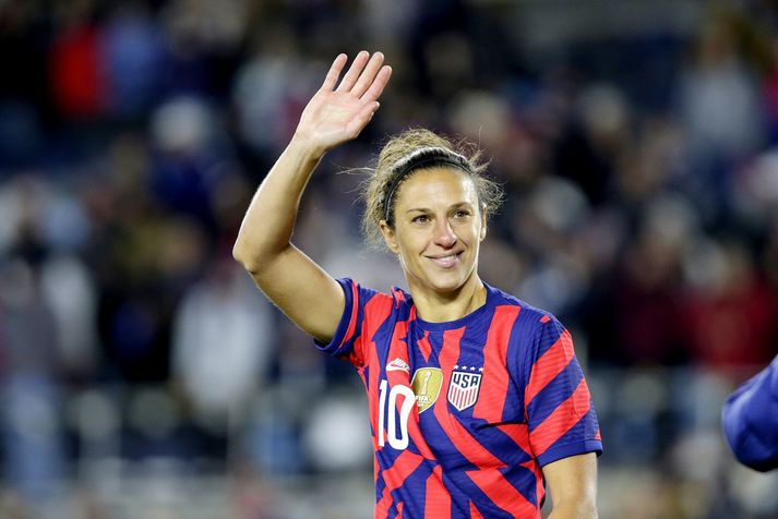 Carli Lloyd veifar til áhorfenda í síðasta landsleik sínum í nótt.