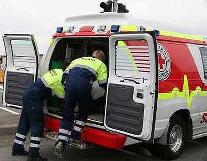 Sjúkraflutningamenn að störfum.