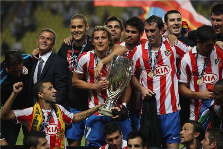 Hér heldur Forlan á Supercup-bikarnum eftir að Atletico Madrid sigraði Inter Milan.