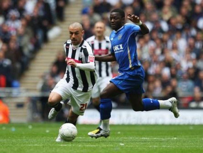 Kevin Phillips hjá West Brom og Sullay Muntari hjá Portsmouth sjást hér berjast um boltann í fyrri hálfleik.