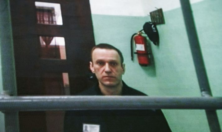 Skjáskot af Alexei Navalní úr streymi frá réttarhöldum sem hófust yfir honum vegna ásakana um öfgastarfsemi á mánudag. Bandamenn hans segja hann sæta illri meðferð í fangelsi.
