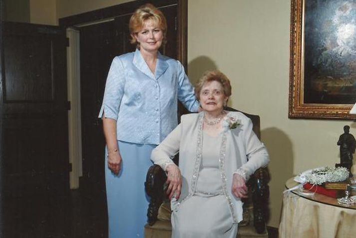 Radna E. Íshólm ásamt dóttur sinni Lou Ann Lemaster. Radna lést úr lungnakrabbameini árið 2002. Hún sagði fjölskyldu sinni aldrei frá þeim hryllingi sem hún mátti þola í fyrra hjónabandi sínum.