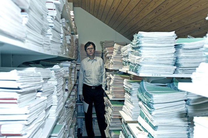 Starfsmaður RSK í Hafnarfirði í pappírsflóði fyrri daga.