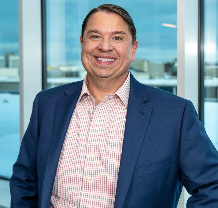 Joseph McC­lellan, sem hefur stýrt rannsóknum, þróun og framleiðslu hjá Alvotech síðustu sex ár, segir að þótt umsóknir félagsins um markaðsleyfi fyrir nokkrar hliðstæður sem eru núna í skoðun hjá FDA eigi margt sameiginlegt þá séu einnig nokkur veigamikil frávík á þeim. Þannig sé umsóknin fyrir Simponi-hliðstæðuna sú eina þar sem bæði framleiðslan á virka lyfjaefninu og eins samsetning og áfylling á sér að öllu leyti stað í verksmiðjunni í Reykjavík.