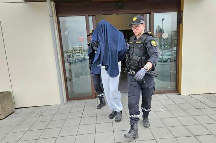 Maðurinn var handtekinn á vettvangi og sat í gæsluvarðhaldi í um tólf vikur. Eftir það var hann í farbanni til áramóta en er nú frjáls ferða sinna.