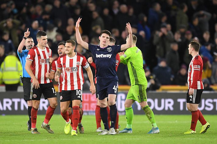 Michael Oliver gefur til kynna að markið hafi verið dæmt af.