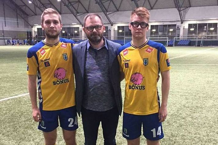 Ísak Atli Kristjánsson (númer 14) og Torfi Tímoteus Gunnarsson (24) með Árna Hermannssyni, formanni Knattspyrnudeildar Fjölnis.