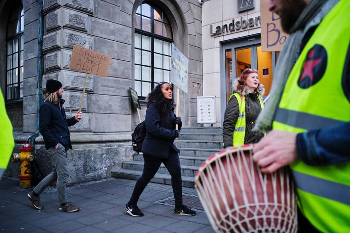 Launahækkanir Landsbankastjóra hafa vakið hörð viðbrögð og voru tilefni mótmæla í fyrradag.