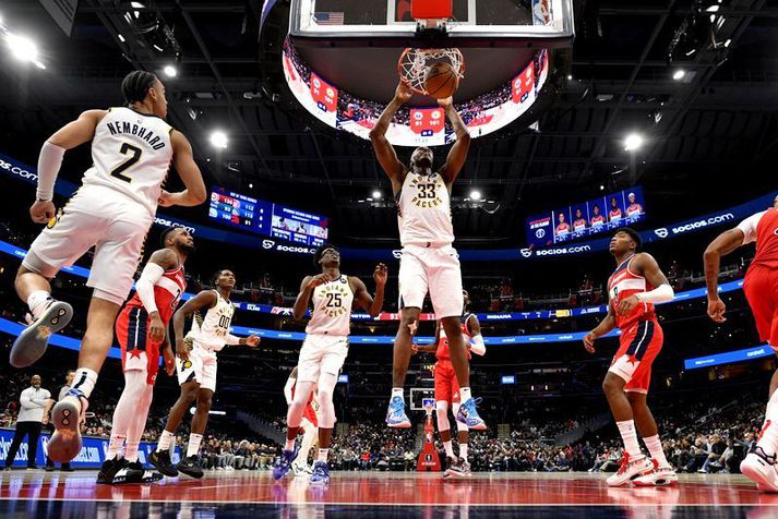 Myles Turner treður boltanum í körfuna í leik með Indiana Pacers.