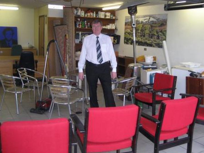 Kjartan Ólafsson í bílskúrnum/kosningaskrifstofunni.