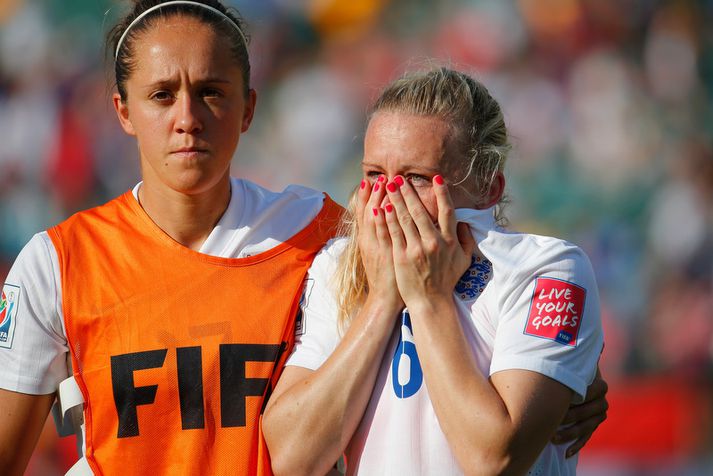 Laura Bassett grét eftir leik.