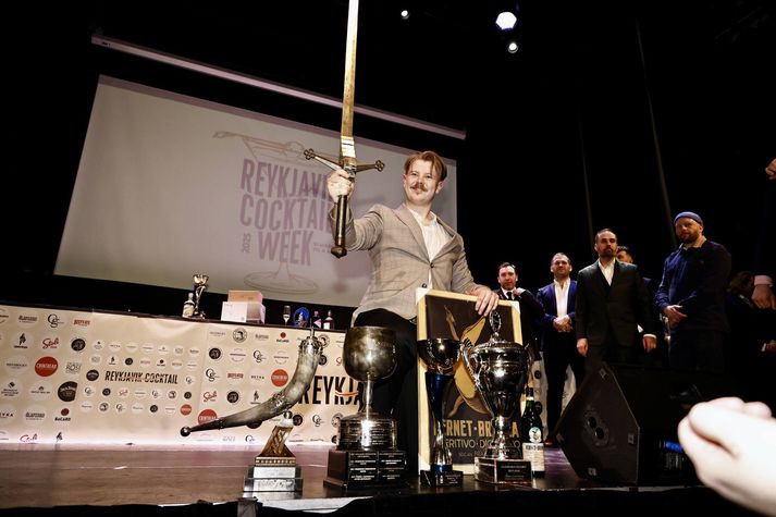 Róbert Aron Vídó Proppe var krýndur Íslandsmeistari barþjóna í apríl 2025.