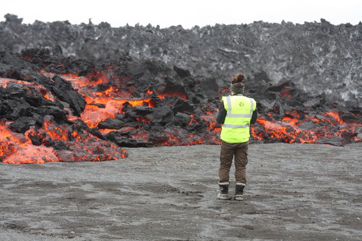 Vísindamönnum og fjölmiðlum hefur nær eingöngu verið hleypt að gosstöðvunum.