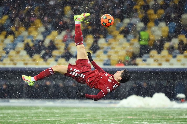 Robert Lewandowski skoraði fyrsta mark leiksins með hjólhestaspyrnu.