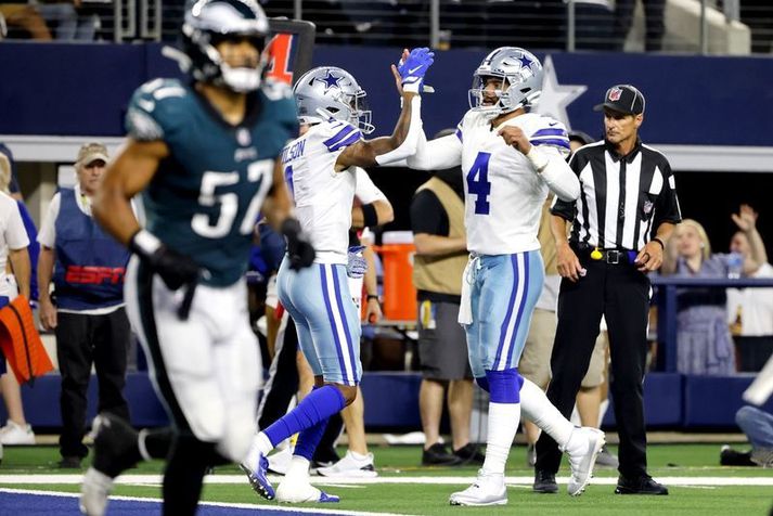 Dak Prescott og Cedrick Wilson fagna snertimarki hjá Dallas liðinu í nótt.