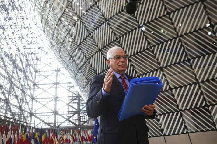 Josep Borrell, utanríkismálastjóri ESB, ræðir við fjölmiðla fyrir fund utanríkisráðherra sambandsins í Brussel, mánudaginn 22. mars 2021.