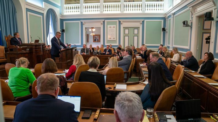 Bjarni Benediktsson forsætisráðherra mælir fyrir frumvarpi í dag sem mun draga verulega úr launahækkunum sem æðstu embættismenn hefðu að óbreytti fengið hinn 1. júlí næst komandi.