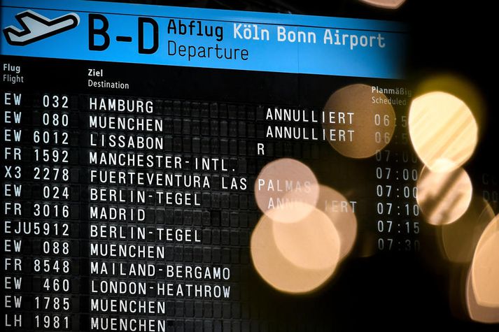 Upplýsingaskjár á Köln-Bonn-flugvellinum sýnir að ferðum til Hamborgar, München og Berlínar var aflýst í morgun.