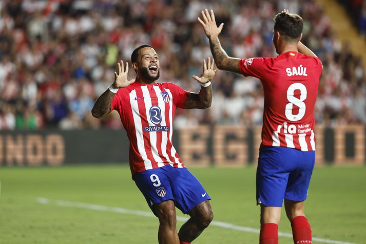 Memphis og Saúl Ñíguez fagna einu af sjö mörkum Atlético í kvöld.