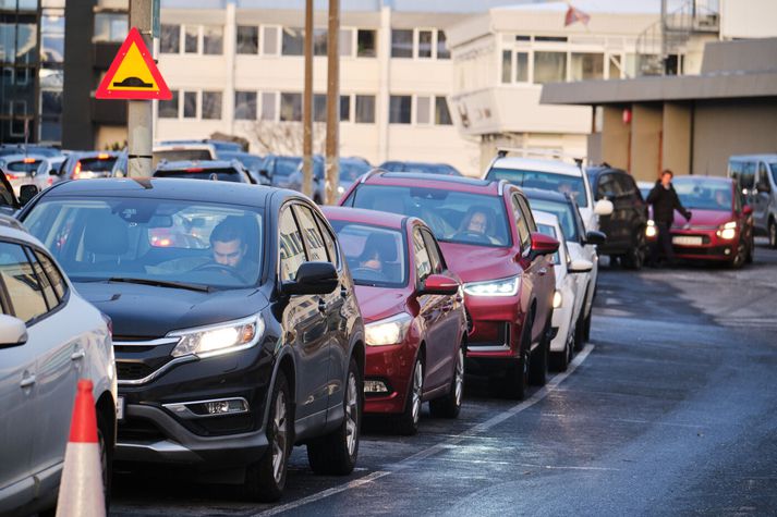 Fjöldi bíla biðu eftir að komast í dekkjaskipti á Gúmmívinnustofunni í Skipholti síðasta október.