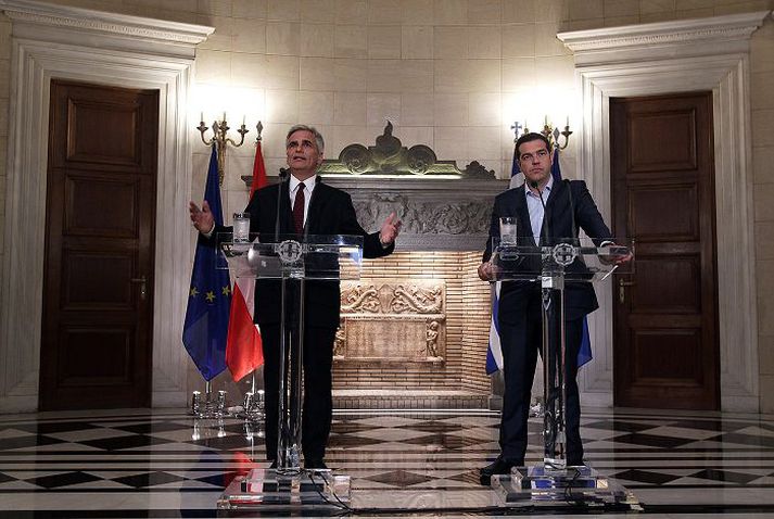 Alexis Tsipras, forsætisráðherra Grikklands, og Werner Faymann, fjármálaráðherra Austurríkis, ræddu við blaðamenn eftir fund sinn í gær. Faymann telur að Evrópuríki verði að standa við bakið á vinum sínum.